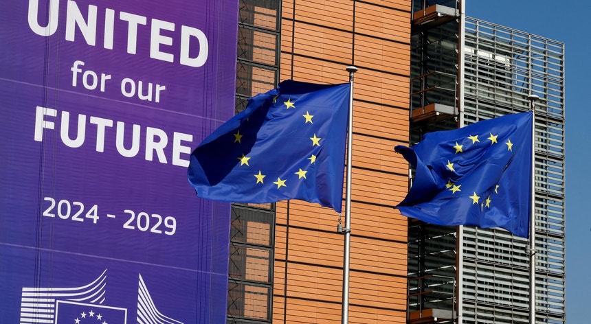 Resposta a Trump. União Europeia aprova tarifas de 25% a produtos dos EUA