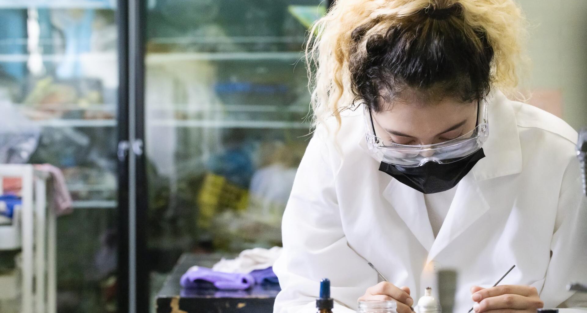 МАЙКА СИГНАЛИЗИРА: Детето ѝ подложено на агресия в известна лаборатория! (ВИДЕО) - България