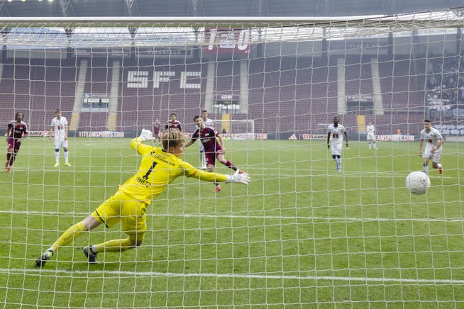 Pascal Loretz hat beim Penalty von Miroslav Stefanovic keine Chance.