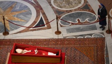 Addio a Francesco, tra i primi a rendere omaggio al Papa l'amica suor Genevieve - Dall'addio a Francesco al nuovo Papa