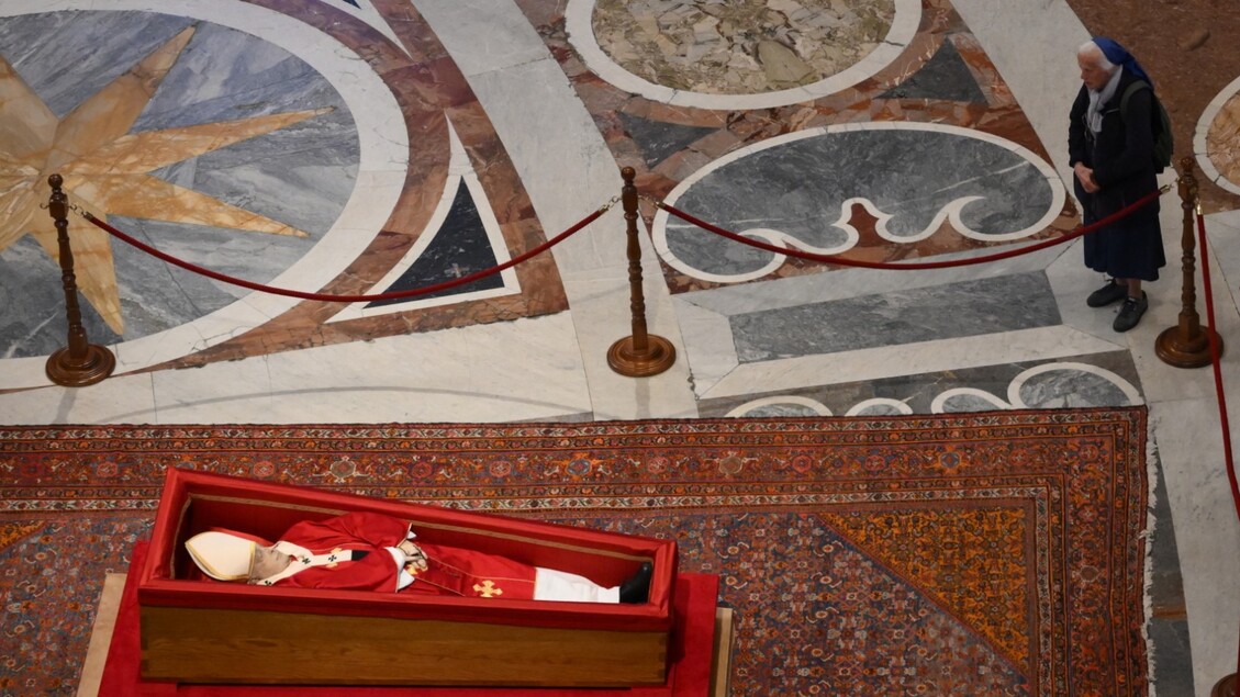 Addio a Francesco, tra i primi a rendere omaggio al Papa l'amica suor Genevieve - Dall'addio a Francesco al nuovo Papa