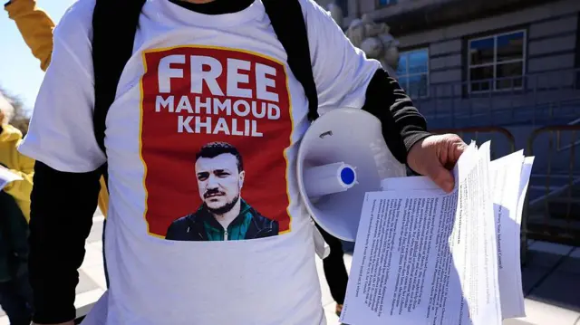 Protesta contra el arresto y la detención de Mahmoud Khalil, estudiante con permiso de residencia (Green Card) en EE.UU.
