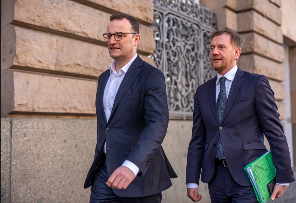 Jens Spahn, CDU-Vizevorsitzender (l), kommt mit Michael Kretschmer (CDU), Ministerpräsident von Sachsen, zur Fortsetzung der Koalitionsverhandlungen von Union und SPD.