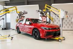 Car industry faces challenges transitioning to e-mobility