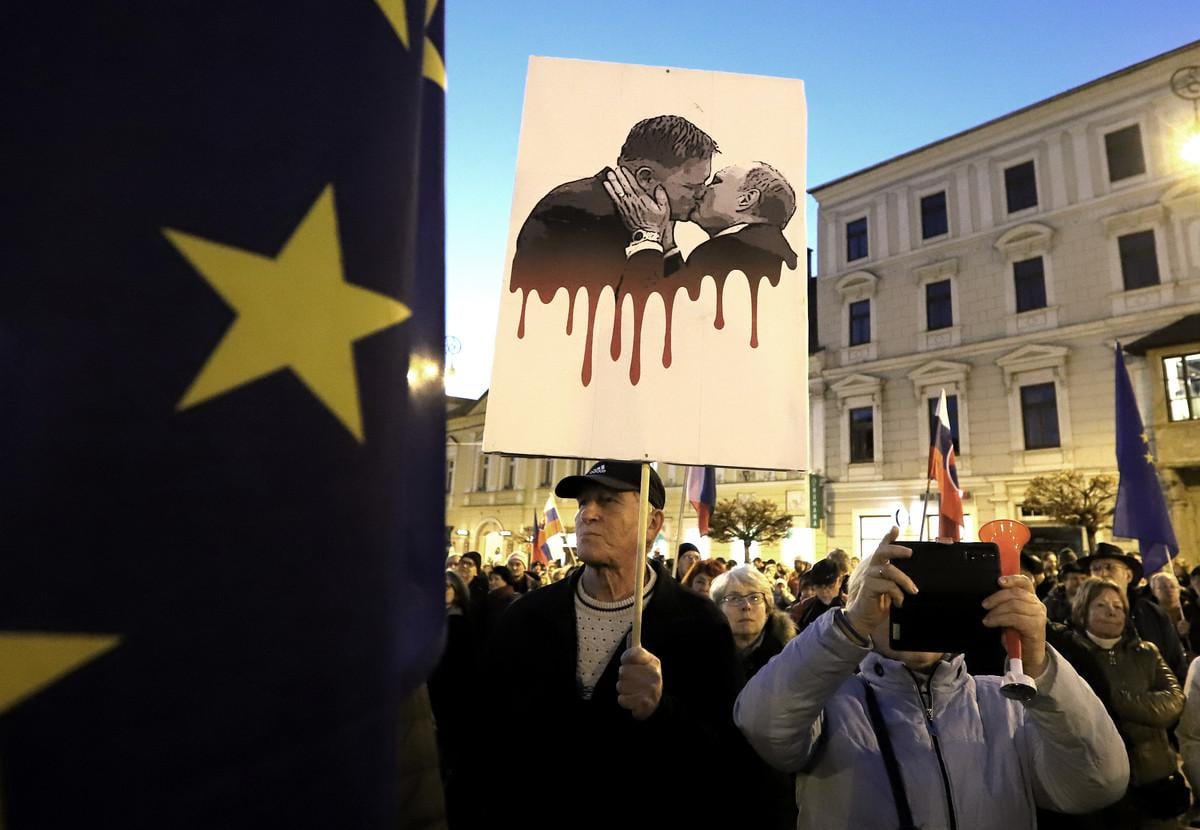 Protesters during the anti-government rally "Slovakia is Europe" at Freedom Square in Banská Bystrica on 7 March 2025.