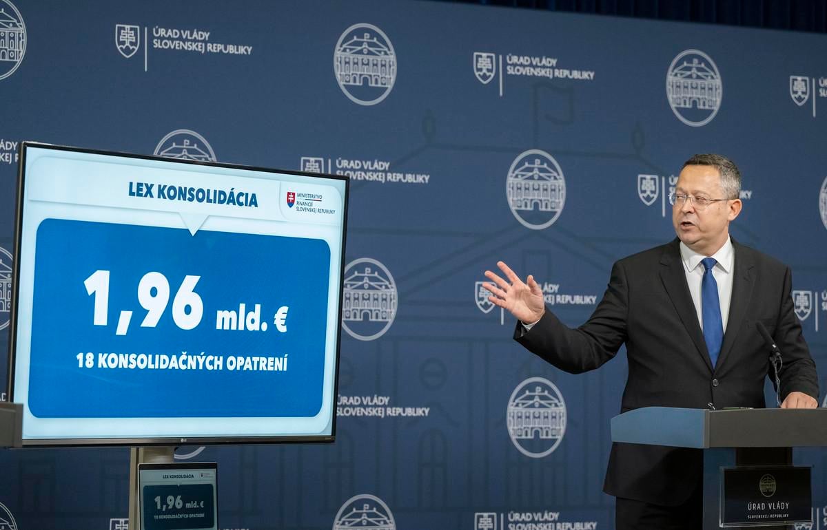 Finance Minister Ladislav Kamenický (Smer) speaks about the consolidation of public finances during a press conference on 4 December 2023 in Bratislava.