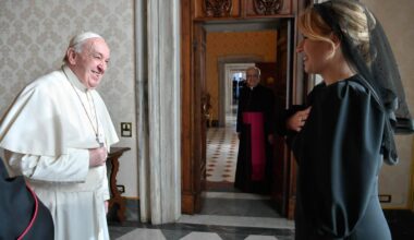 President Zuzana Čaputová during her audience with the Pope on 14 December 2020 in the Vatican. The meeting, held at the height of the pandemic, took place without face masks at the Pope’s request. “To protect him, however, we were all tested,” the president said. Even during that encounter, they spoke about divisions in society. “I deeply value the Pope’s long-standing support for the poor, the socially vulnerable, and those in need. It is profoundly inspiring to hear him speak about how essential it is to love every single person without exception.”