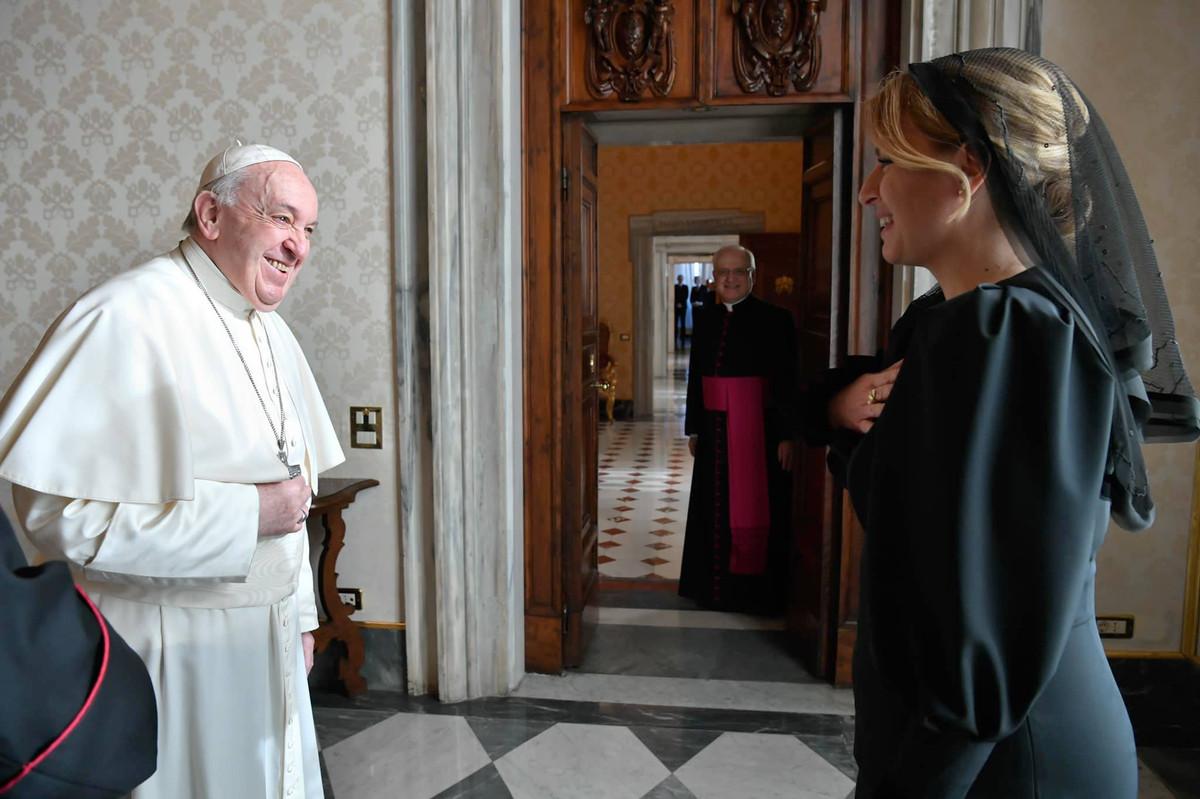 President Zuzana Čaputová during her audience with the Pope on 14 December 2020 in the Vatican. The meeting, held at the height of the pandemic, took place without face masks at the Pope’s request. “To protect him, however, we were all tested,” the president said. Even during that encounter, they spoke about divisions in society. “I deeply value the Pope’s long-standing support for the poor, the socially vulnerable, and those in need. It is profoundly inspiring to hear him speak about how essential it is to love every single person without exception.”