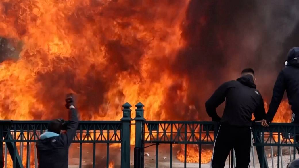 Click to play video: '‘It’s anger’: Mass protests across Greece on deadly train crash anniversary'