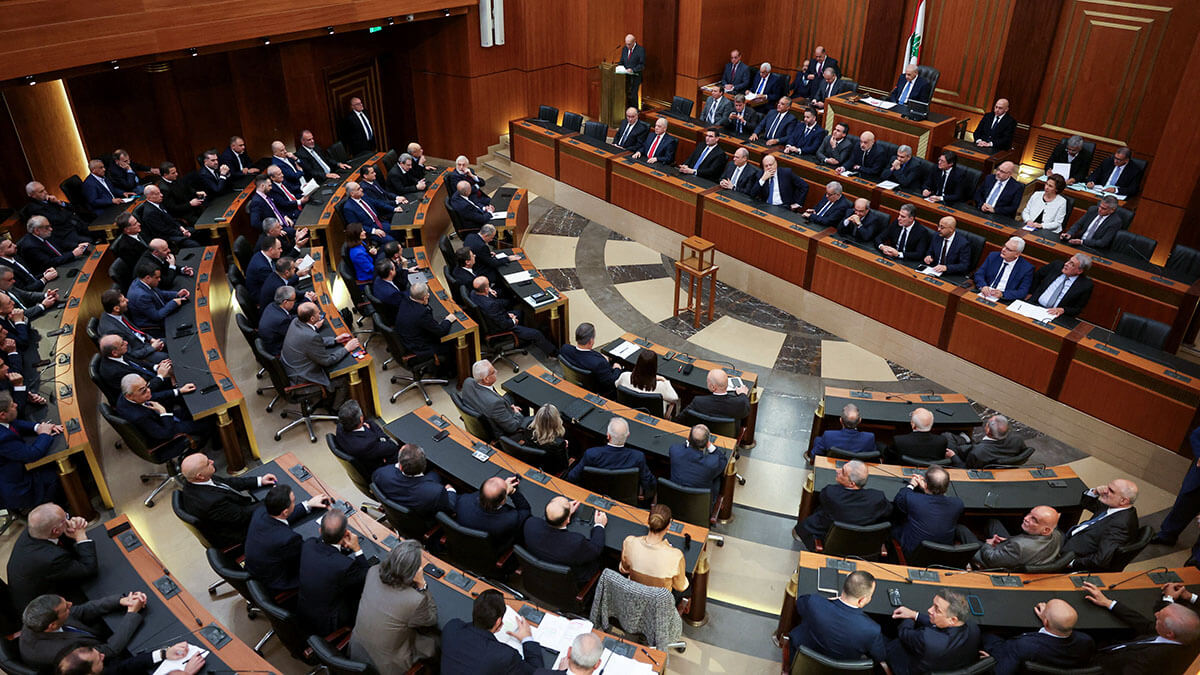 <p>Los legisladores libaneses se sientan en el parlamento el día que votan para elegir un presidente, en Beirut, Líbano, el 9 de enero de 2025 - REUTERS/ MOHAMED AZAKIR<br />
 </p>

