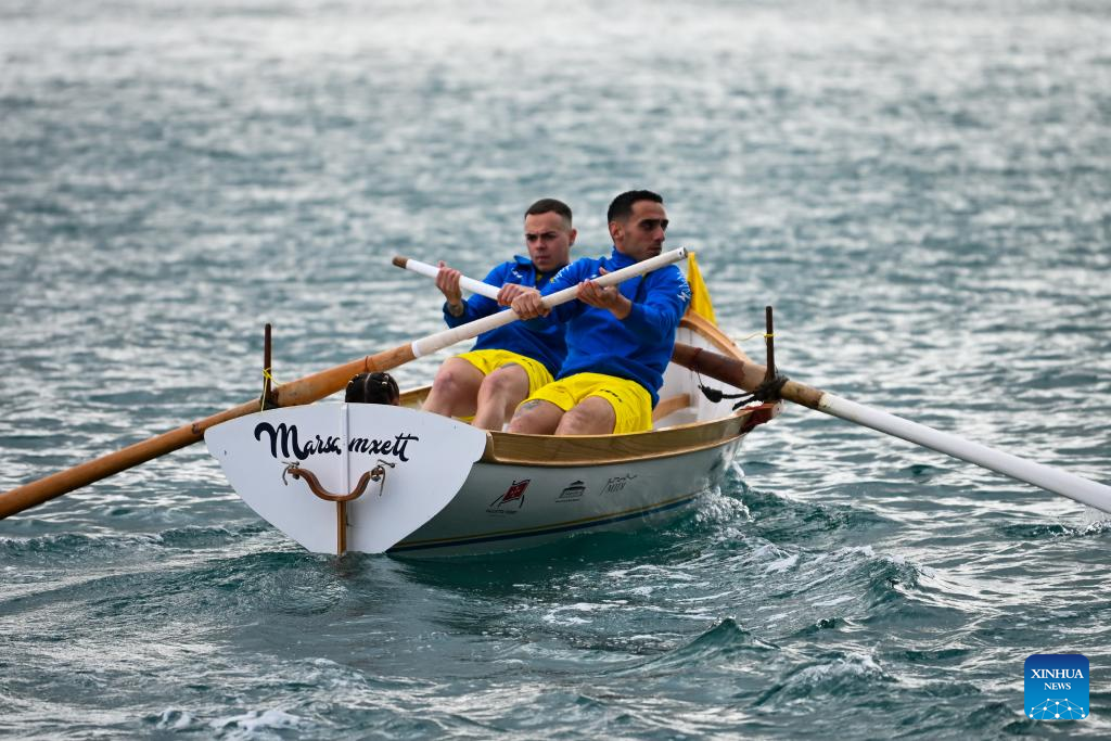People take part in traditional rowing to celebrate Freedom Day in Malta-Xinhua