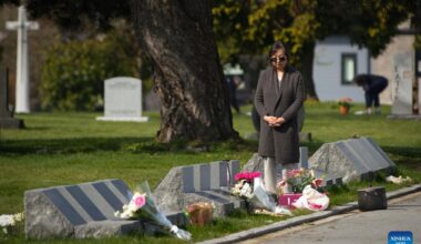 People mourn deceased ones on Qingming Festival in Canada-Xinhua