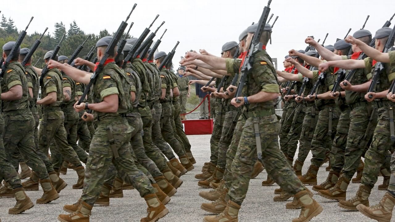 ¿Vuelve el servicio militar obligatorio a España? La noticia viral que no es