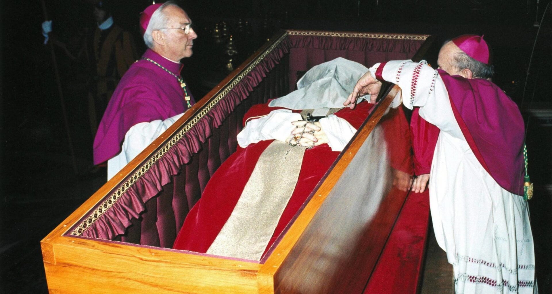 Anche per le esequie di Papa Francesco sarà una prima volta: né catafalco né tripla bara - la Repubblica