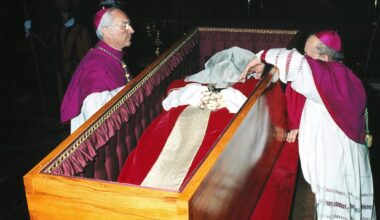 Anche per le esequie di Papa Francesco sarà una prima volta: né catafalco né tripla bara - la Repubblica