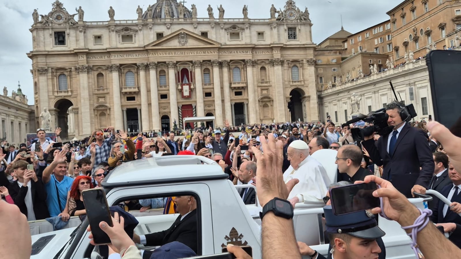 Pope Francis greeted crowds in his popemobile on Easter Sunday