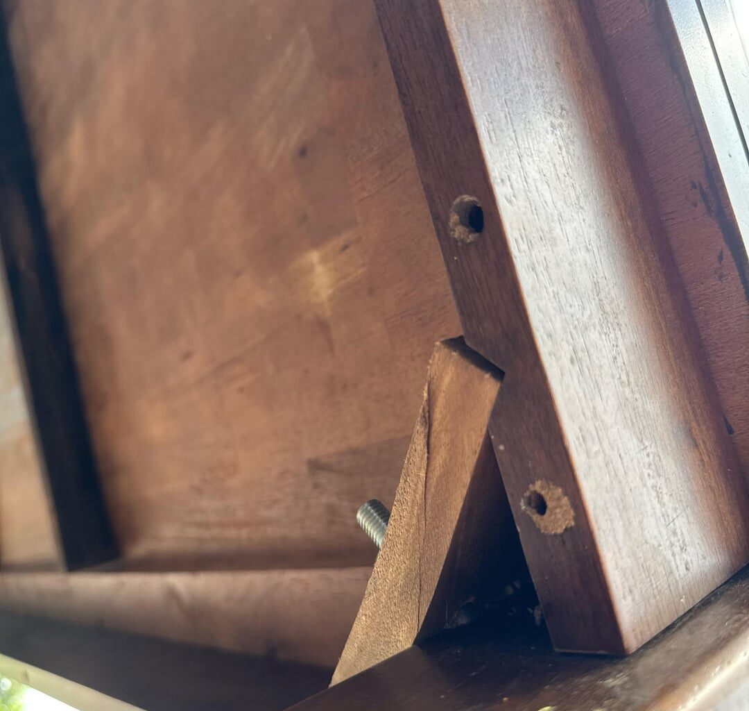 Bienen nisten sich in unserem Gartentisch ein