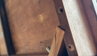 Bienen nisten sich in unserem Gartentisch ein