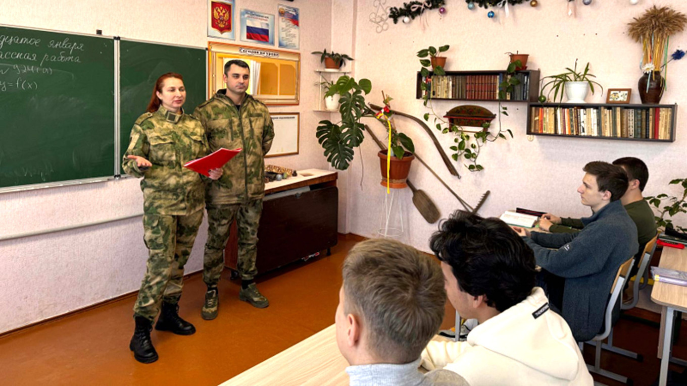 
					Police officers at a school in occupied Makiivka, Donetsk region.					 					80.mvd.rf				