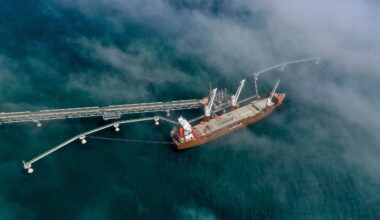 Das Frachtschiff „Pijlgracht“ liefert zwei neue LNG-Ladearme am Terminal von Sakhalin Energy auf der russischen Insel Sachalin.