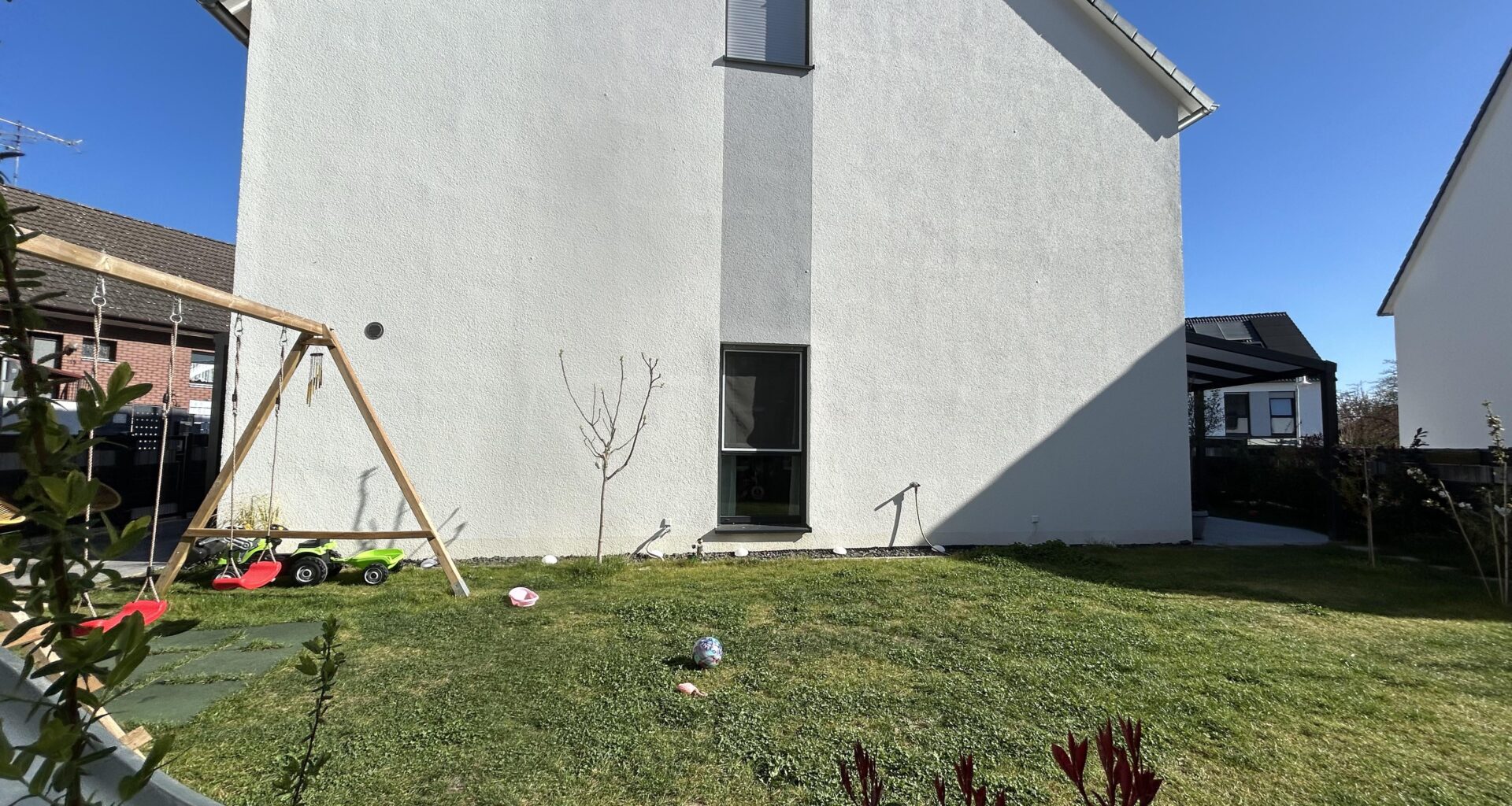 Weiße Hauswand blendet bei Südsonne – wie optisch abdämpfen im kleinen Garten?