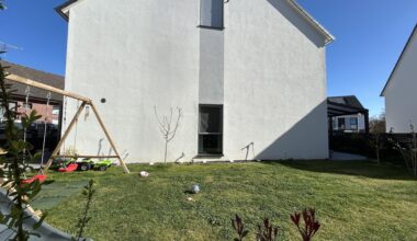 Weiße Hauswand blendet bei Südsonne – wie optisch abdämpfen im kleinen Garten?