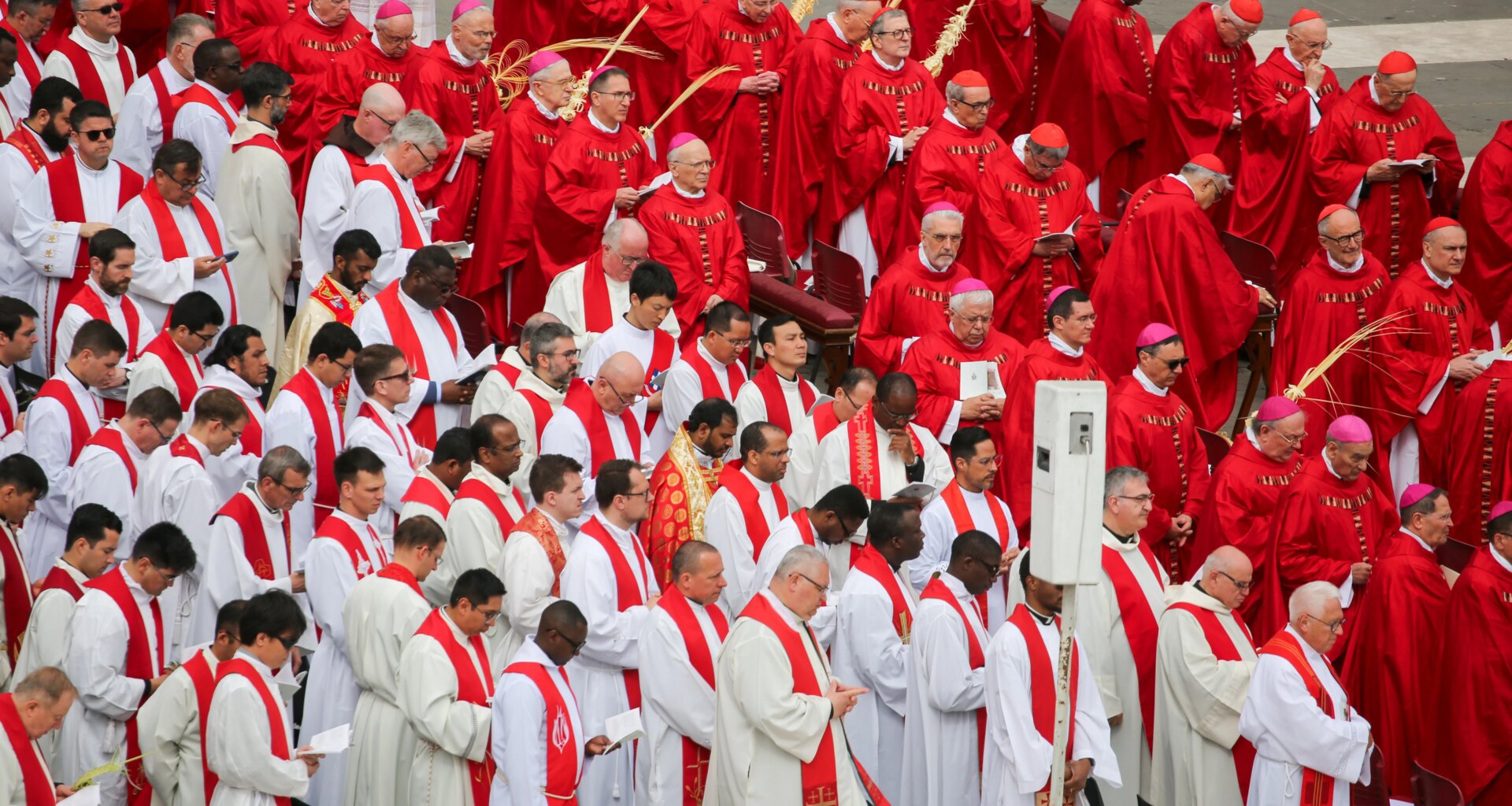 General congregation begins: Cardinals suspend beatifications, swear to secrecy