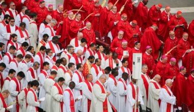 General congregation begins: Cardinals suspend beatifications, swear to secrecy