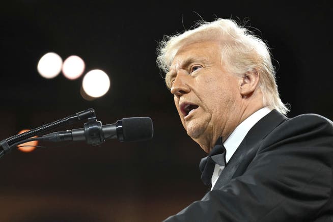 Trump gibt auf seiner Plattform Truth Social an, dass er die meisten Zölle für 90 Tage pausieren will.