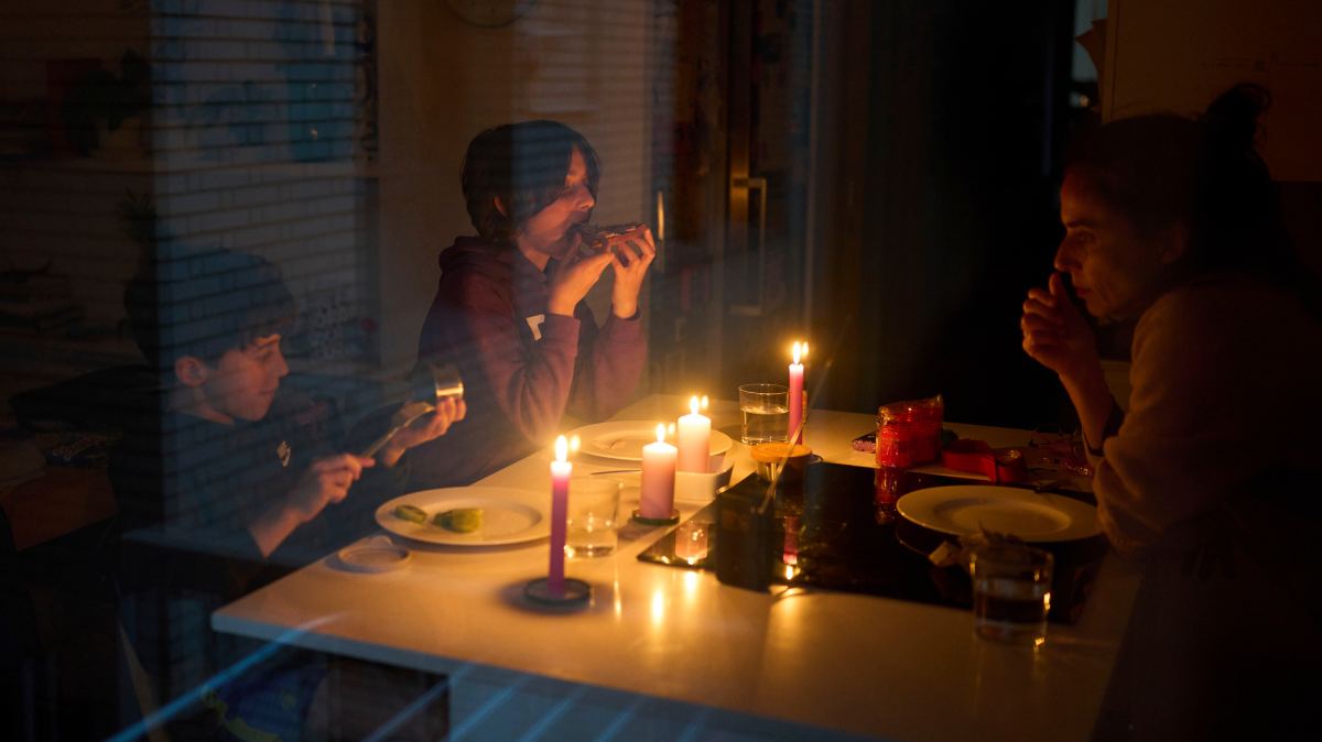 Trains halted and taps run dry as power outage hits Iberia