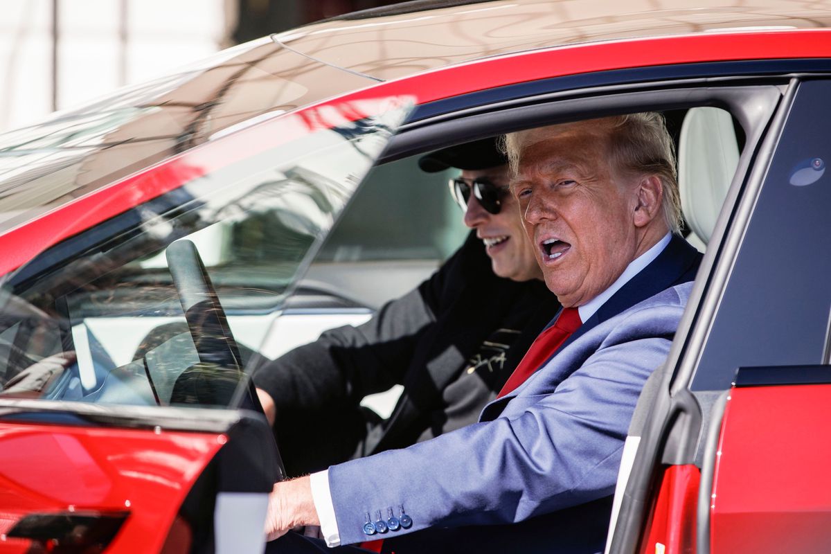 Elon Musk und Donald Trump in einem Tesla Model S auf dem Rasen des Weissen Hauses, 11. März 2025.