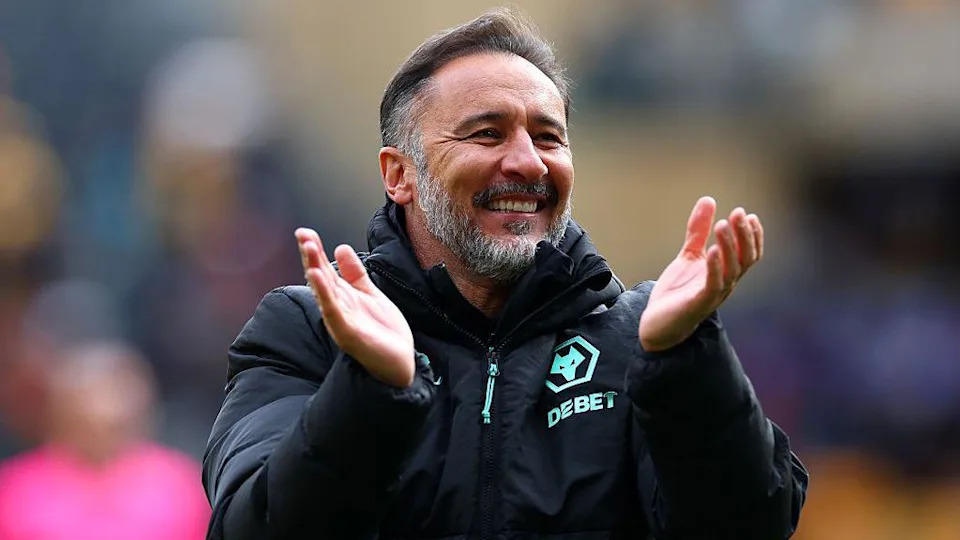 Vitor Pereira claps while smiling