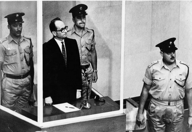 Adolf Eichmann počas súdneho pojednávania v Jeruzaleme. (zdroj: TASR)