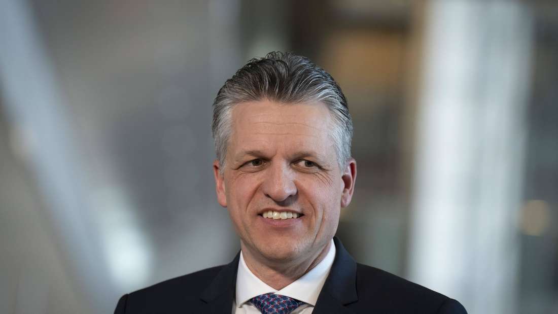 Der Parlamentarische Geschäftsführer der Unionsfraktion, Thorsten Frei, darf sich auf einen einflussreichen Posten in der neuen Regierung unter Merz freuen. Denkbar wäre das Innenressort, da Frei in dem Bereich als versiert gilt. Er könnte aber auch Kanzleramtschef werden oder den Fraktionsvorsitz übernehmen.