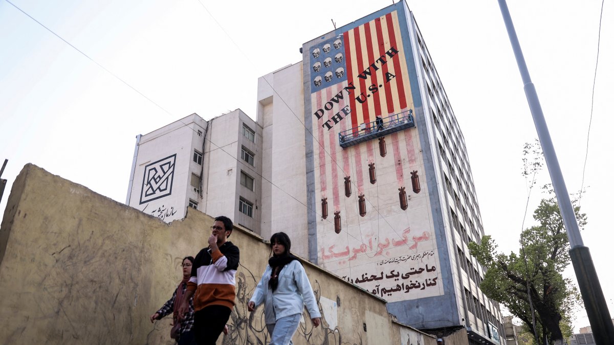 Iran's big confusion: Deadlock between concessions and threats to the regime
