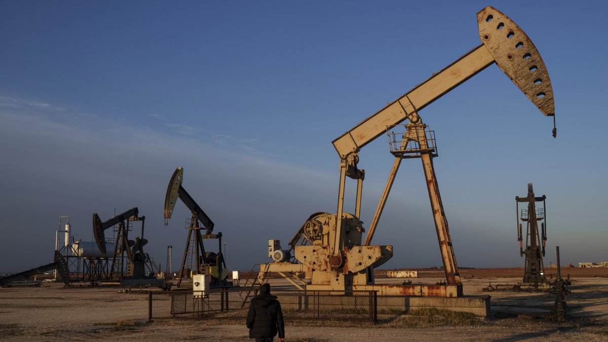 Syria set to take control of oil fields from US-backed terrorists