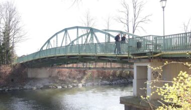 Erbaut Ende der 1890er-Jahre ist die markante Stahlbetonbogenbrücke im Wolfratshauser Stadtteil Weidach die älteste Brücke in der Loisachstadt.