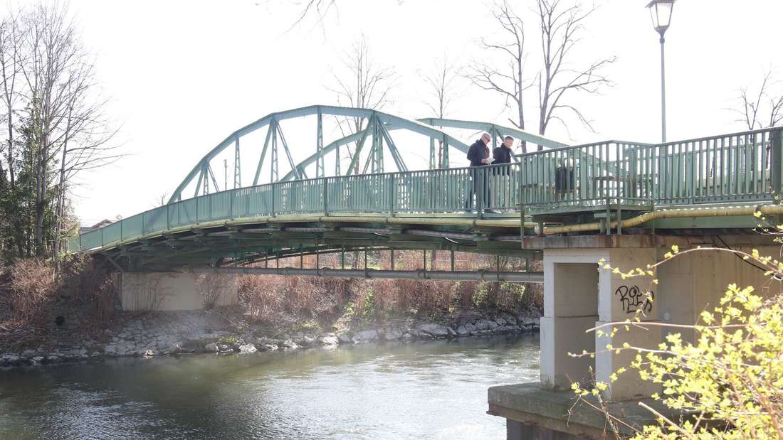 Erbaut Ende der 1890er-Jahre ist die markante Stahlbetonbogenbrücke im Wolfratshauser Stadtteil Weidach die älteste Brücke in der Loisachstadt.