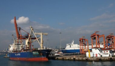 Türkiye's foreign trade gap sees moderate decline in March