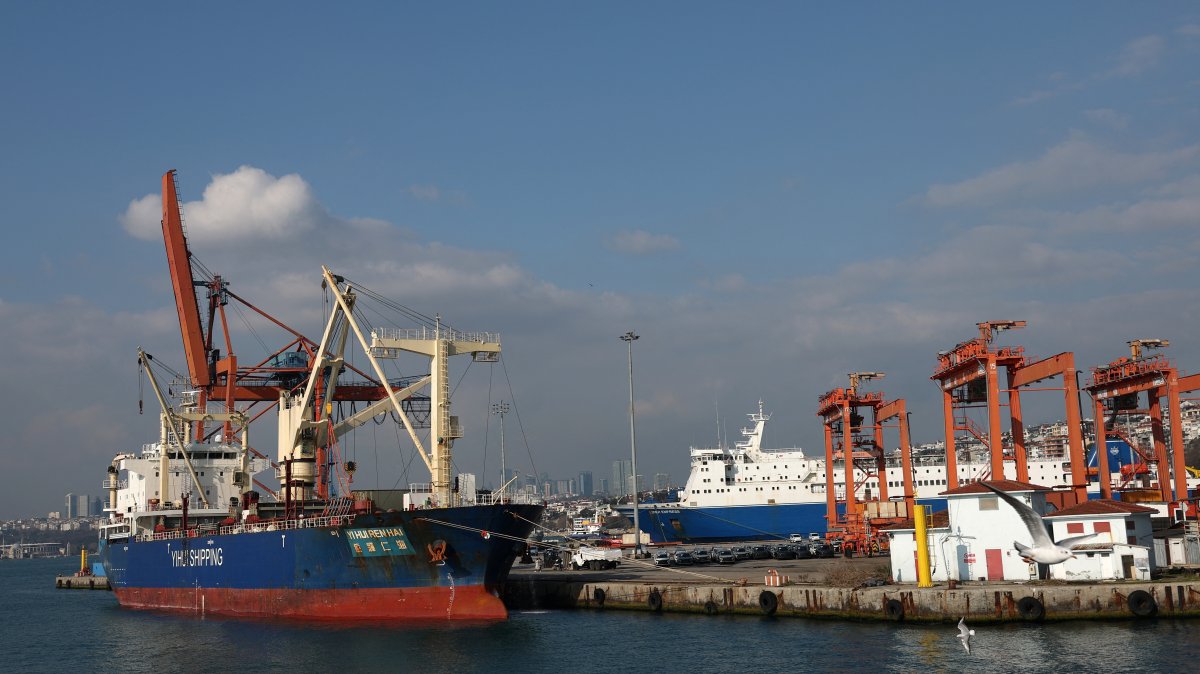 Türkiye's foreign trade gap sees moderate decline in March