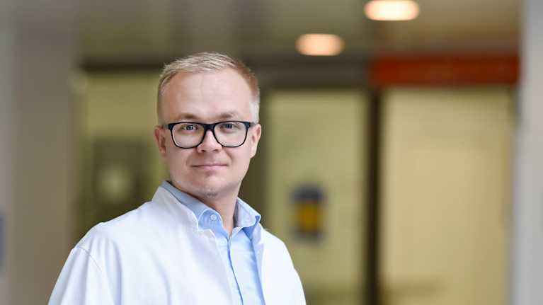 Hjärnforskaren Eino Solje i närbild. han är klädd i vit läkarrock.