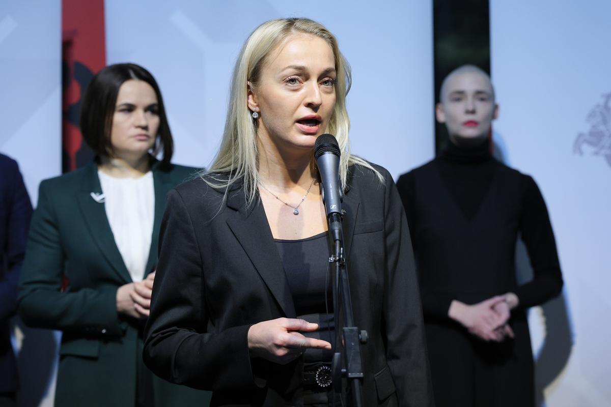 Anzhalika Melnikava (C) speaks to the press while Sviatlana Tsikhanouskaya (L) looks on, in Warsaw, Poland, 26 January 2025. Photo: EPA-EFE / RAFAL GUZ