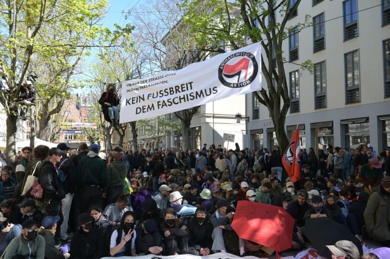 Counter-demonstrators protest against the demonstration "Together for Germany" in Weimar. Heiko Rebsch/dpa