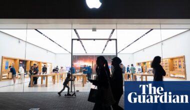 White House insists iPhones will be US-made – but Apple calls it a non-starter | Trump administration