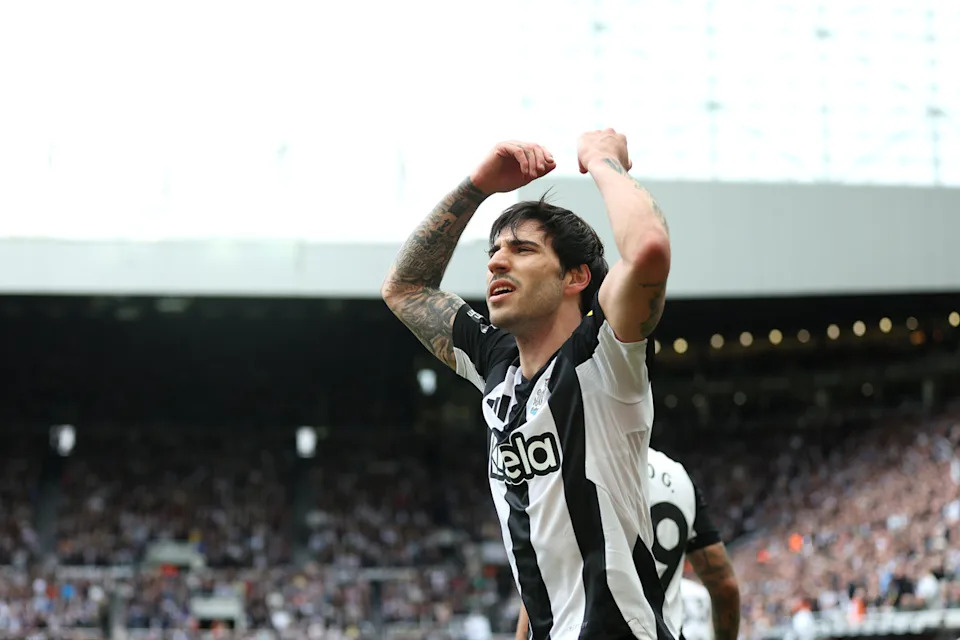 NEWCASTLE UPON TYNE, ENGLAND - APRIL 13: Sandro Tonali of Newcastle United celebrates scoring his team's first goal during the Premier League match between Newcastle United FC and Manchester United FC at St James' Park on April 13, 2025 in Newcastle upon Tyne, England. (Photo by George Wood/Getty Images)