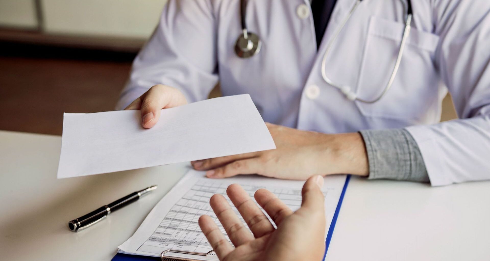 Faux malades, vrai business : des certificats vendus à la chaîne par un médecin de Saint-Gilles