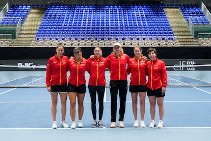 Sorribes, Bouzas, Bucsa, Maristany, Cavallé y Suárez, en la pista de Ostrava. / ÁLVARO DÍAZ (RFET)