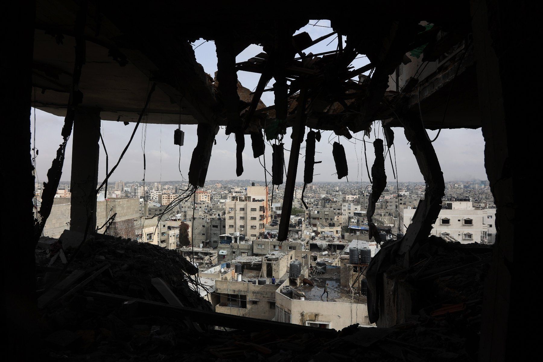 Vue de la ville de Gaza d'un appartement dans un immeuble de la ville frappé par un bombardement israélien, le 24 avril 2025