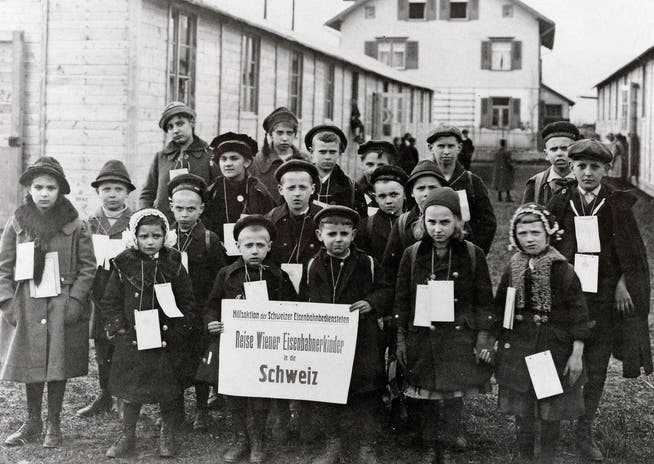 Eine Gruppe von Wiener Kindern erreicht im Frühjahr 1919 mit nachdenklichen Mienen die Schweiz.