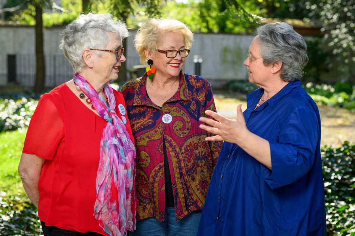 Rosmarie Brunner in Blau, Monika Salzer mit Ohrring und Dörte Schnell in Rot bei einem Treffen von Omas gegen Rechts am 5. April 2025 in Basel.